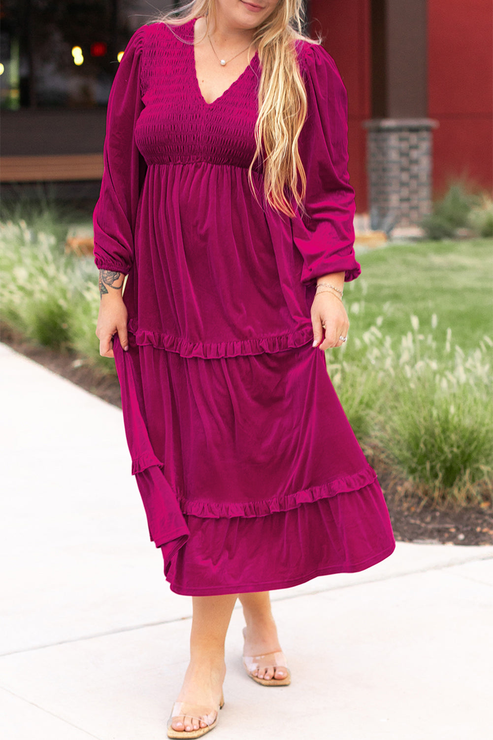 Vestido de terciopelo de terciopelo rojo de rosa roja con cuello con V y volantes escalonados