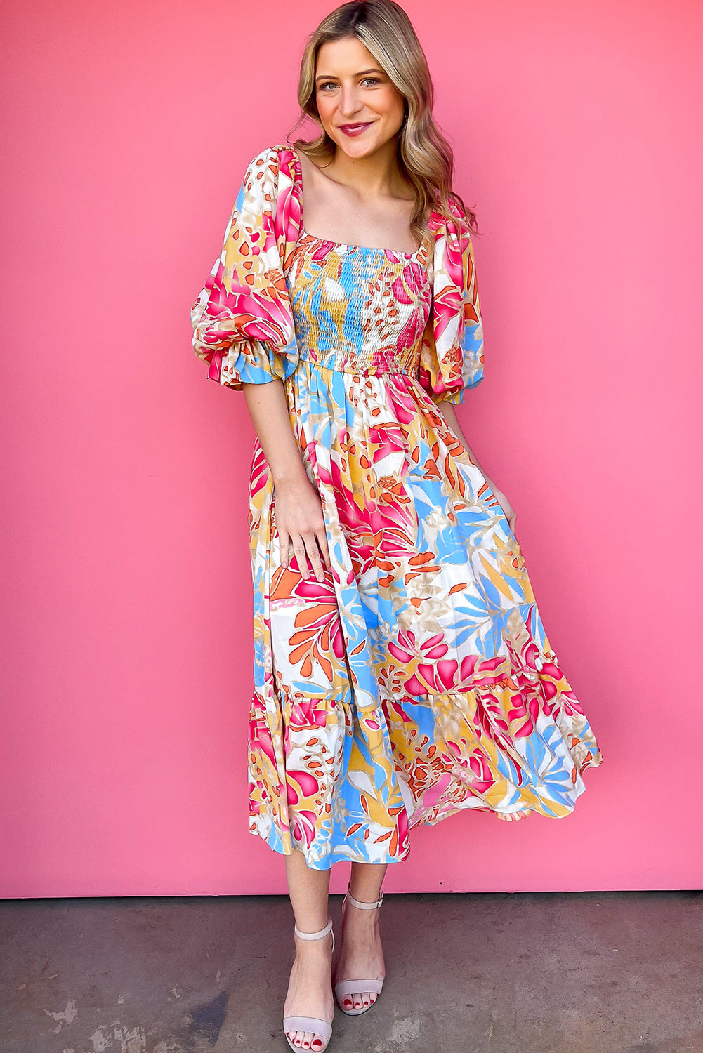 Robe midi tropicale à floral avec des manches bouffées en rouge rose