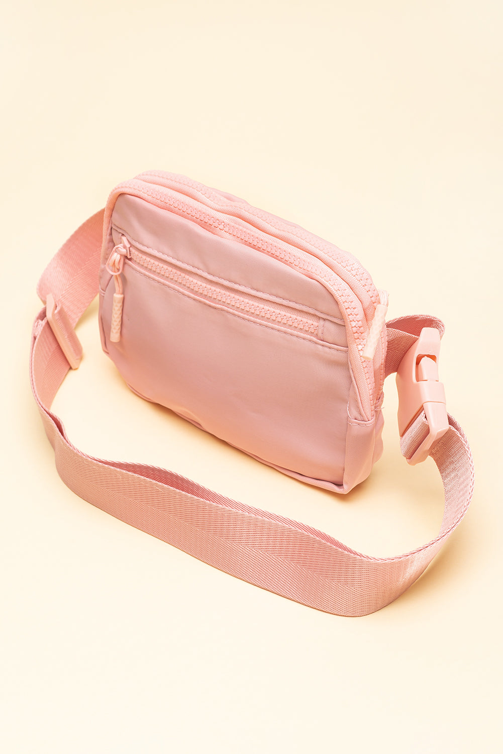 Sac à bandoulière carré à bornes zippées en rose clair