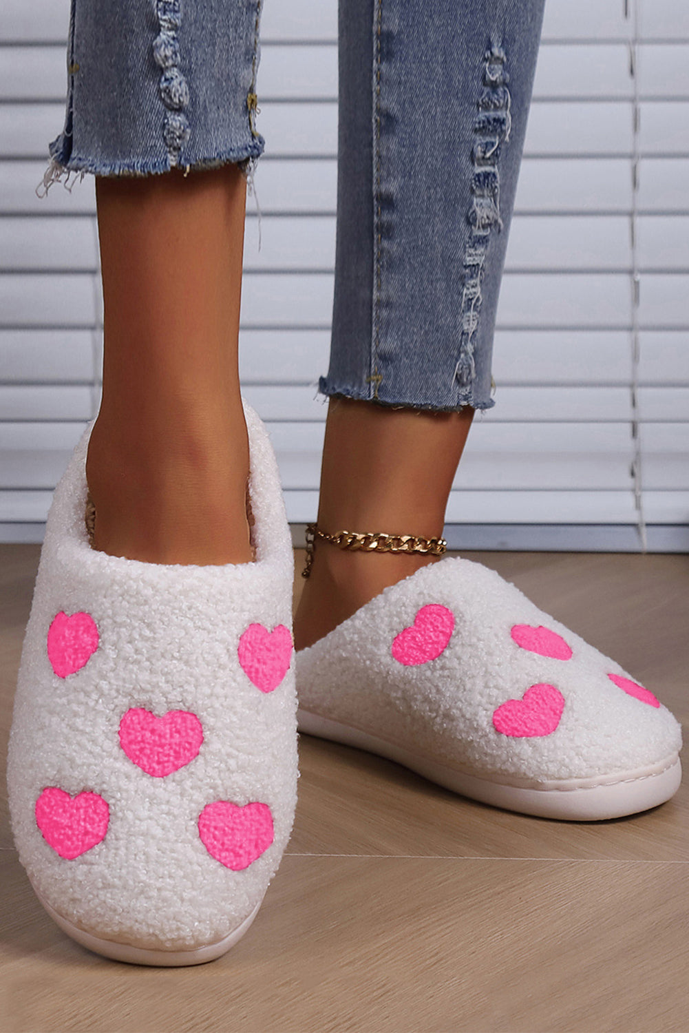 Patrón de corazón rosa zapatillas de invierno borrosas