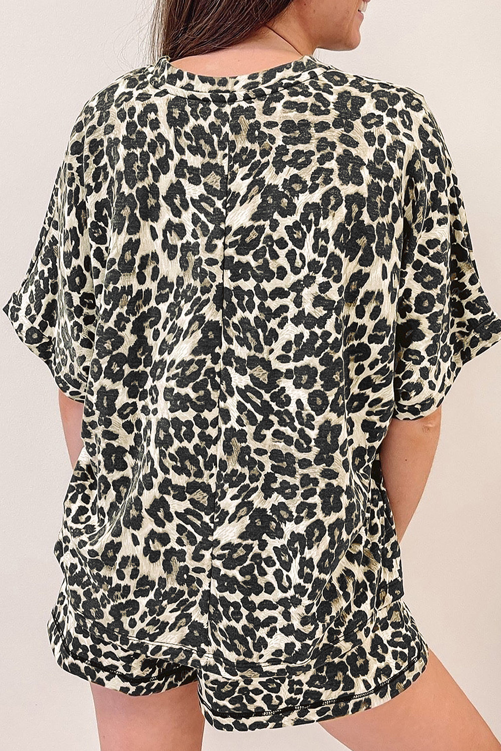 Set de pijama de tee y pantalones de estampado de leopardo negro