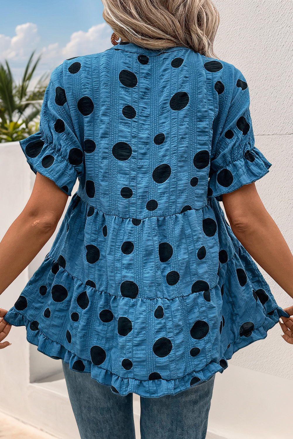 Blaue Bluse mit V-Ausschnitt und Polka Dots