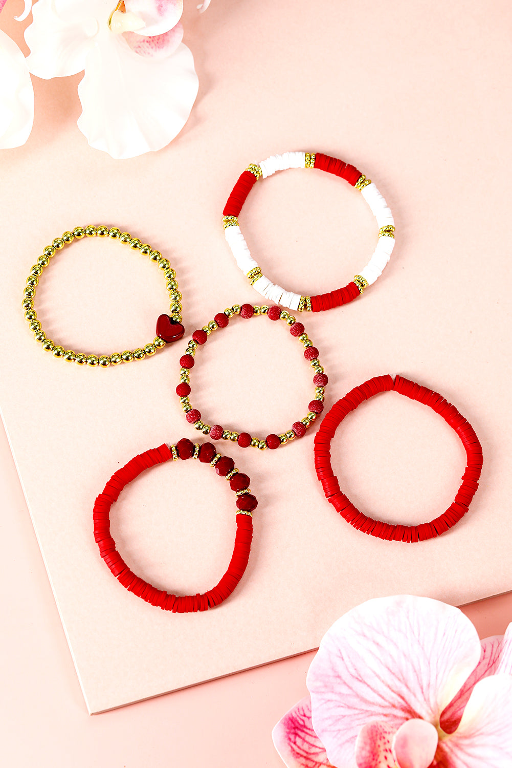 Brazalete apilable de corazón de cuentas rojos ardientes para un estilo moderno