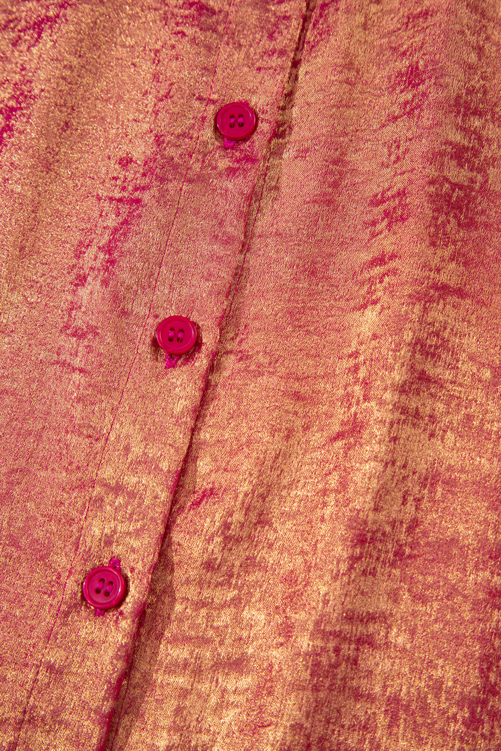 Rose rouge métallique à manches courtes et chemise de taille plus