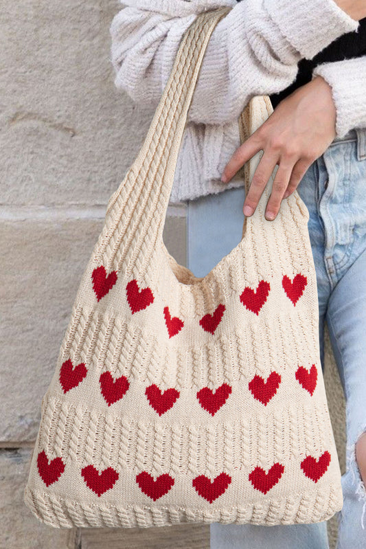 Aprikosenfarbene Schultertasche aus Strick mit Herzmuster