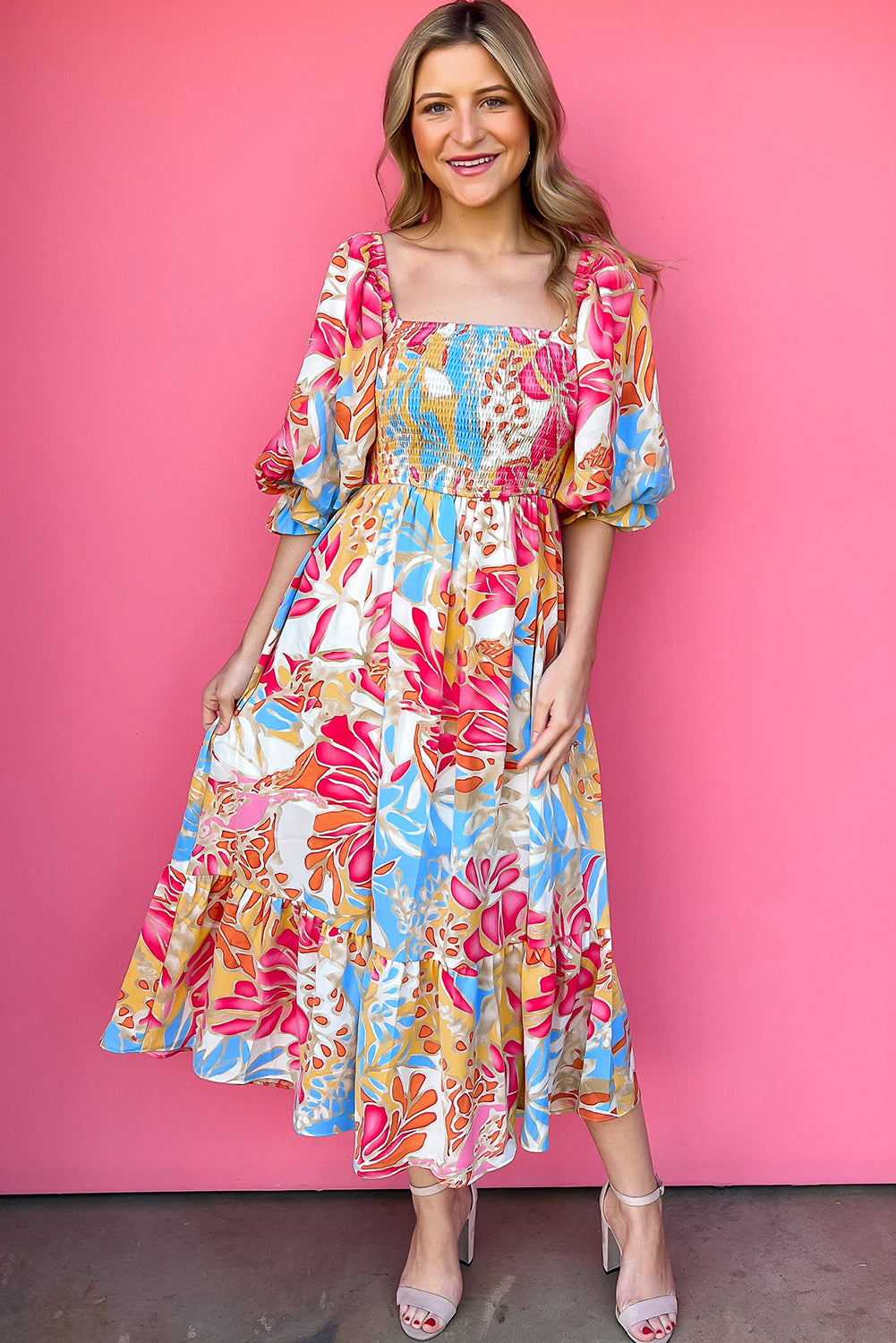 Robe midi tropicale à floral avec des manches bouffées en rouge rose