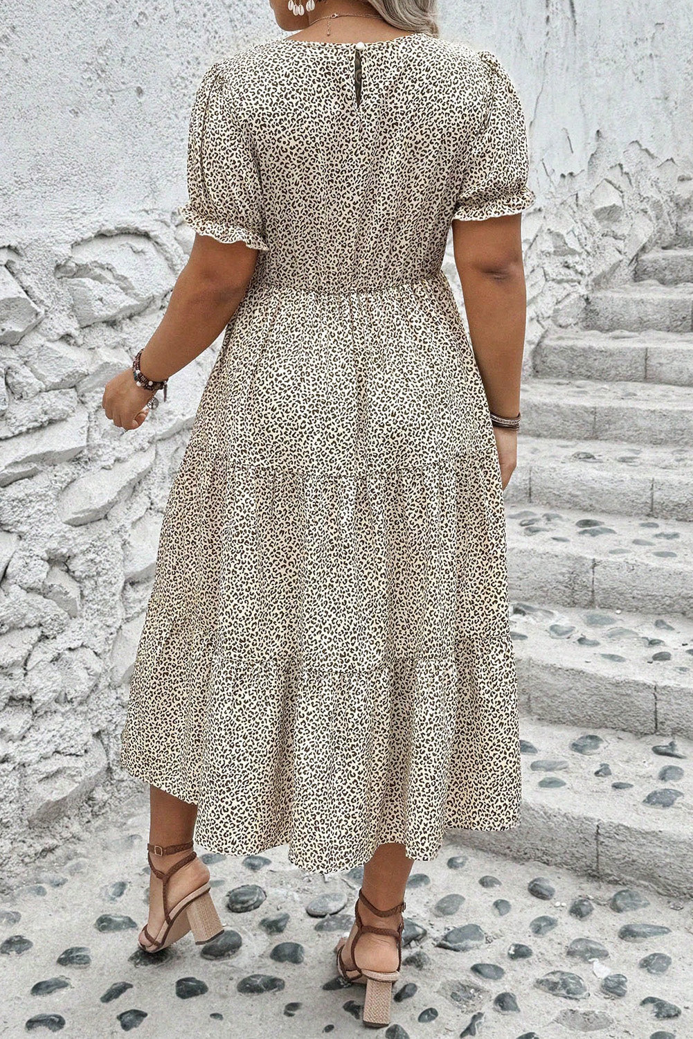 Vestido acampanado de manga corta de beige talla grande