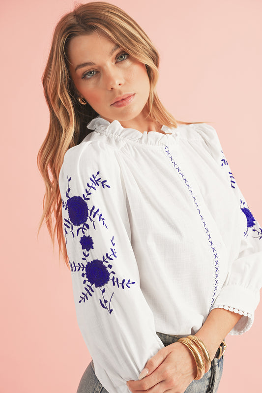 Weiße, mit Blumen bestickte Bluse im Boho-Stil mit Knopfleiste