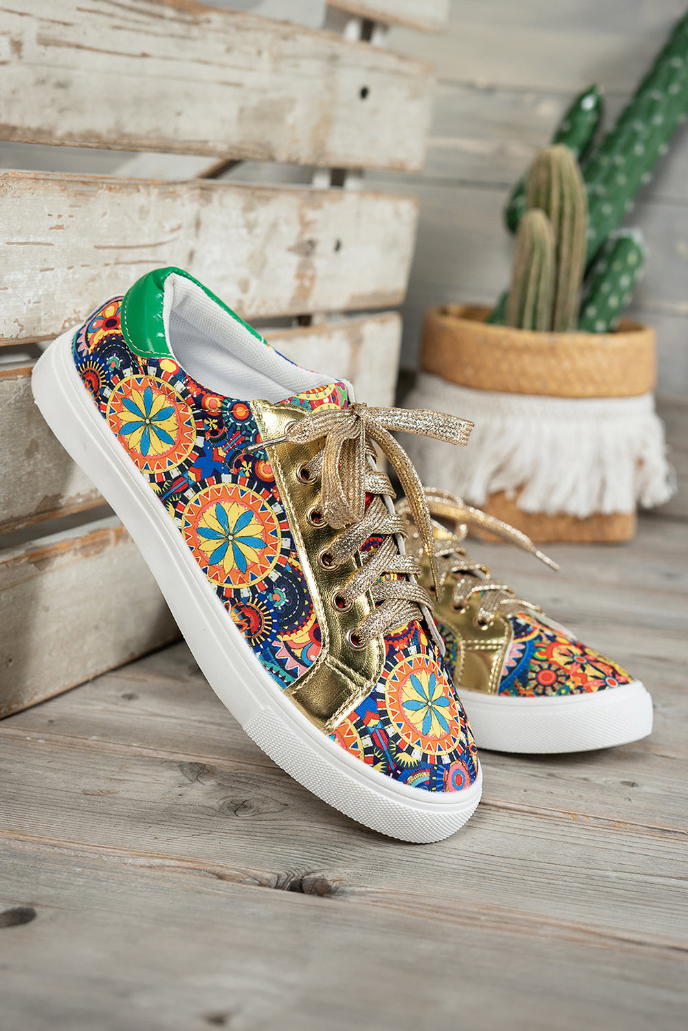 Luxuriöse goldene Sneakers mit geometrischem Bohemian-Schnürdesign