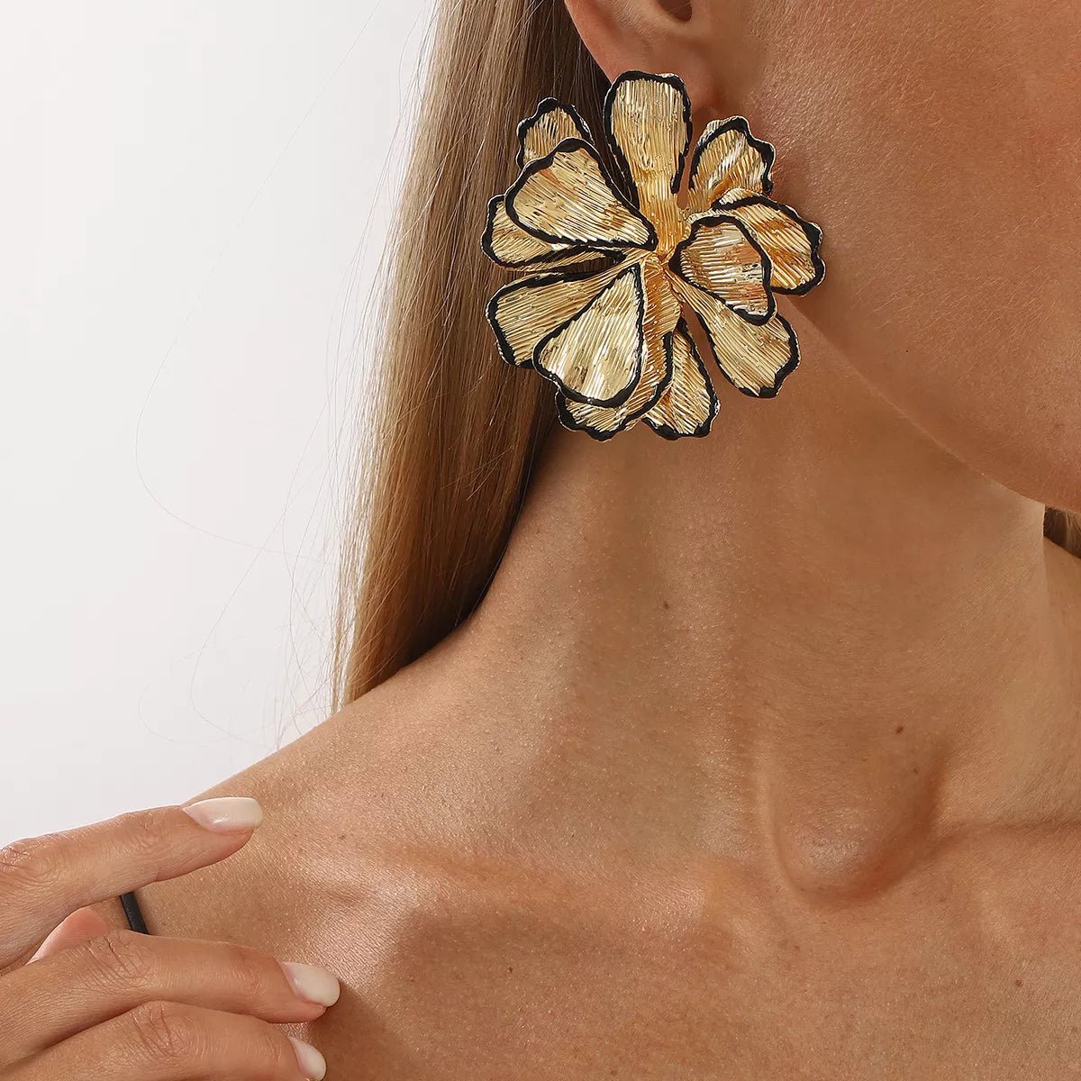 18K Gold - Plated Flower Stud Earrings - MAD RUFFI