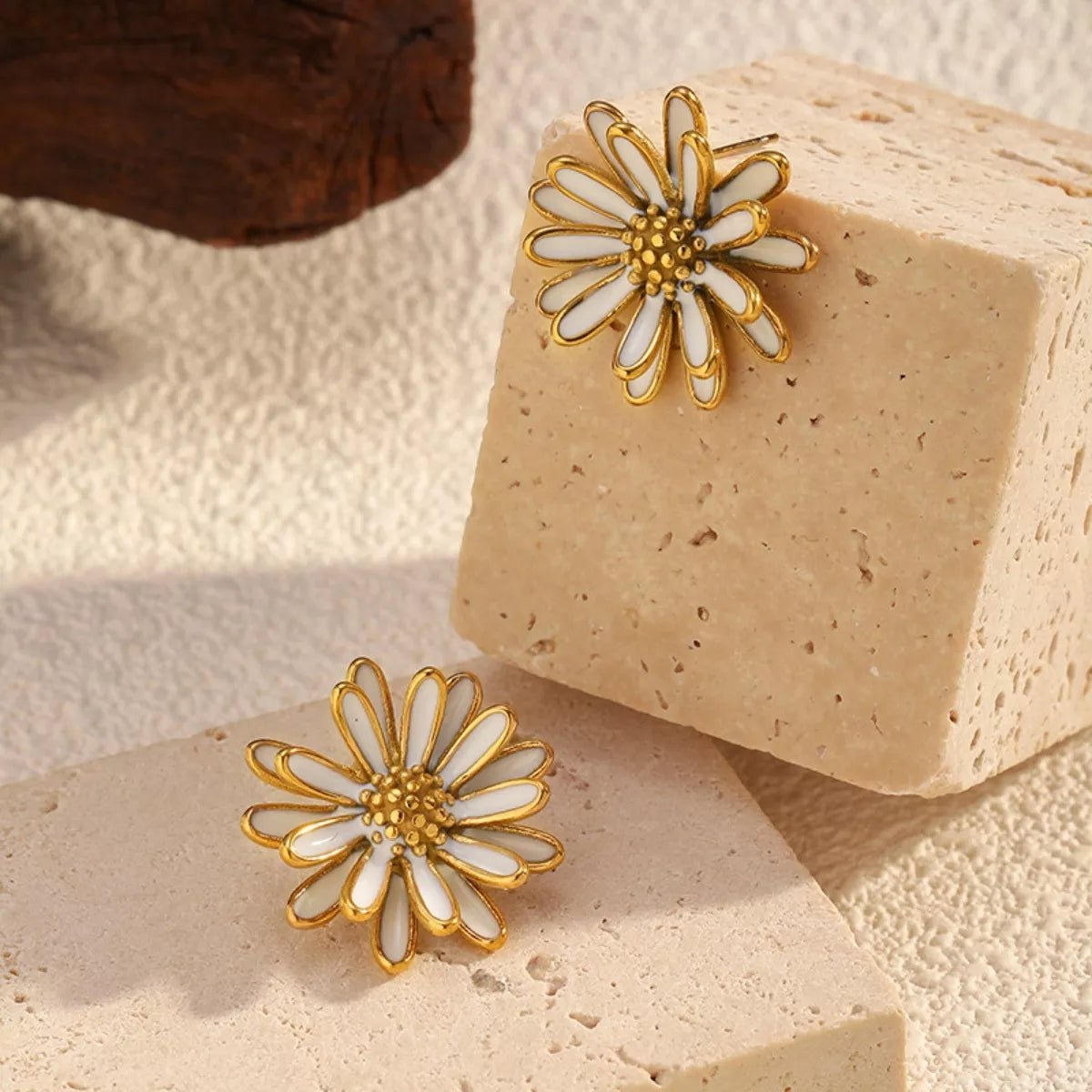 18K Gold - Plated Flower Stud Earrings - MAD RUFFI