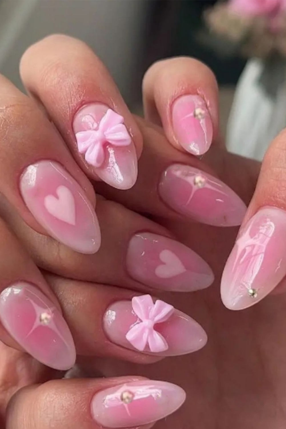 Pinkes Nagelset mit Schleife und Herzdekor mit Farbverlauf