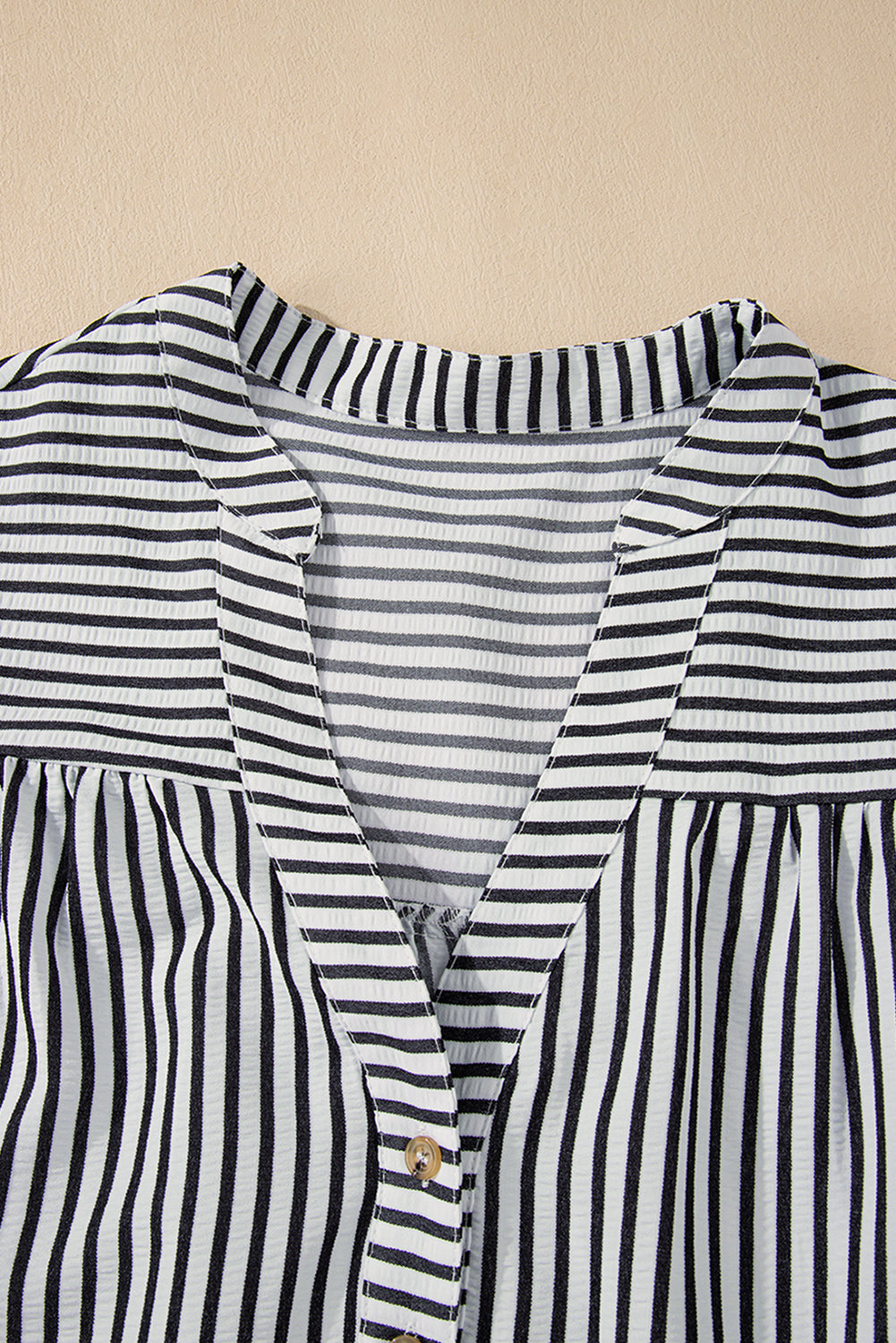 Stripe boutonnée V couche en V Empochée plus mini-robe