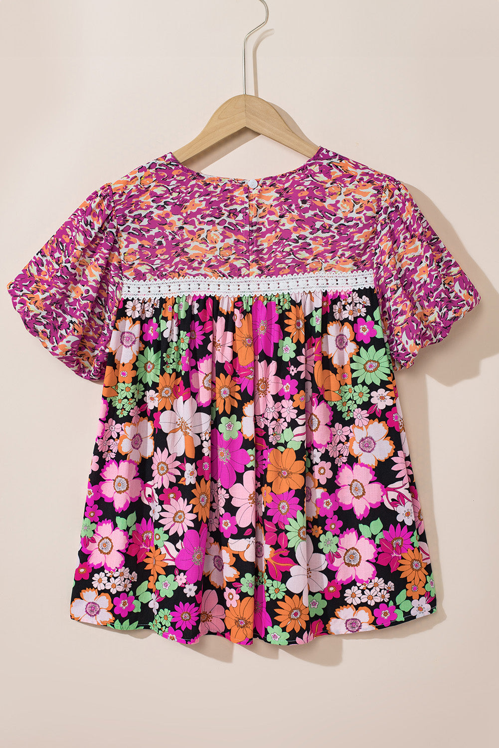 Blusa de adorno de encaje floral con mangas de burbujas juguetonas en rosa rojo