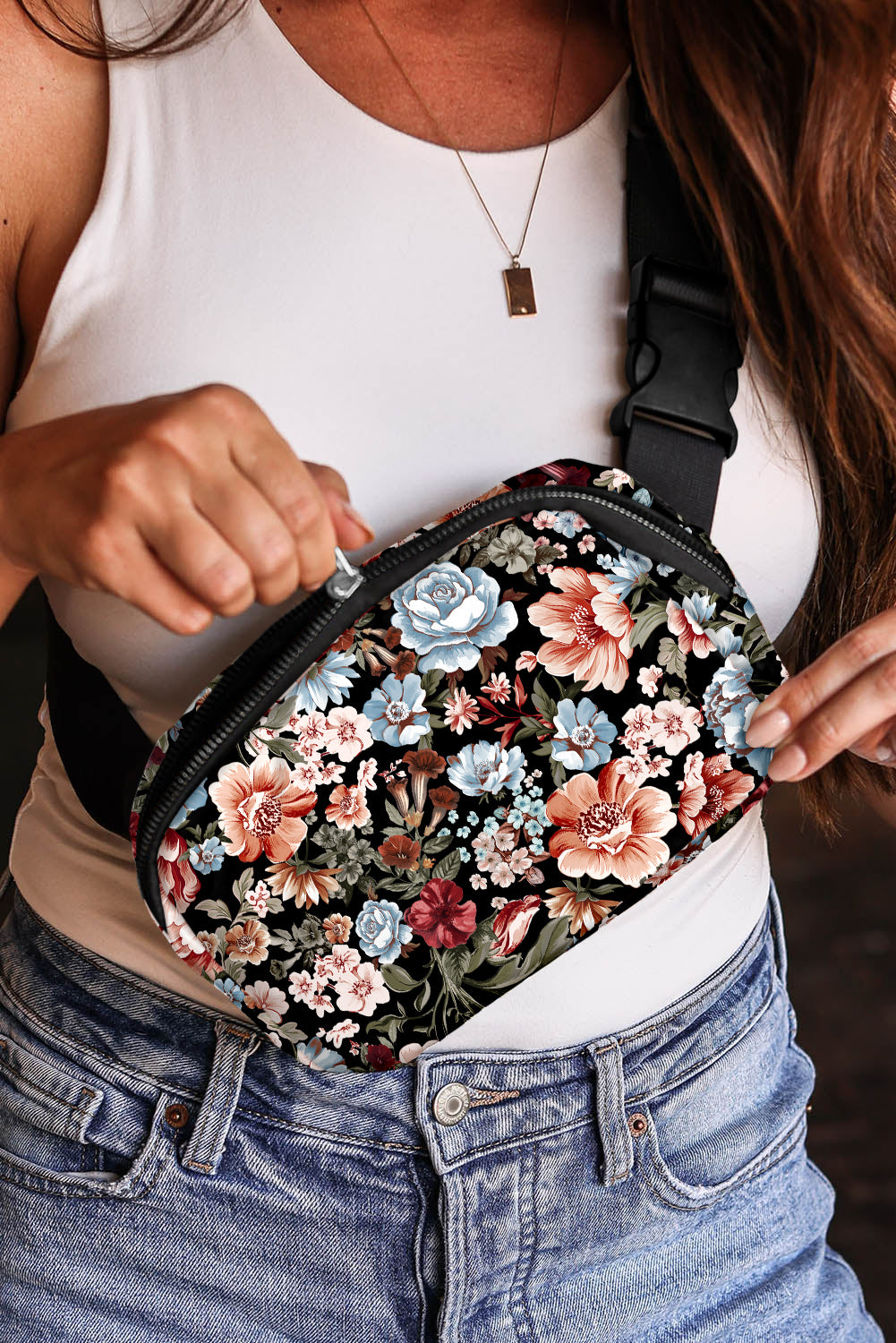 Bolsa de cuerpo cruzado de cremallera floral negra