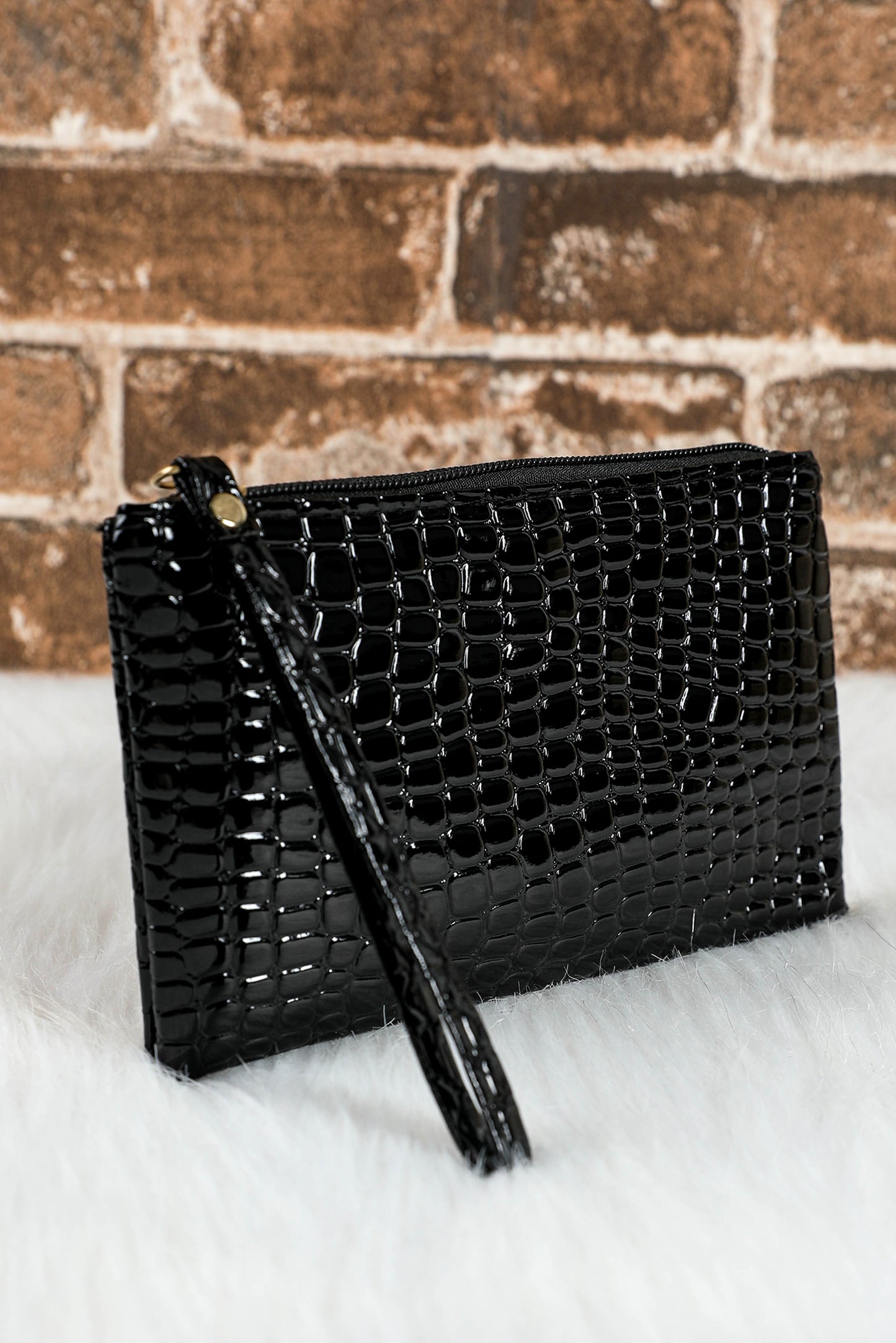 Schwarze Clutch mit Reißverschluss und Krokodilmuster