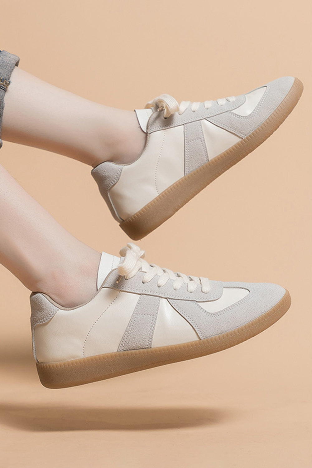 Beige flache Sneakers aus PU-Leder und Wildleder mit Patchwork