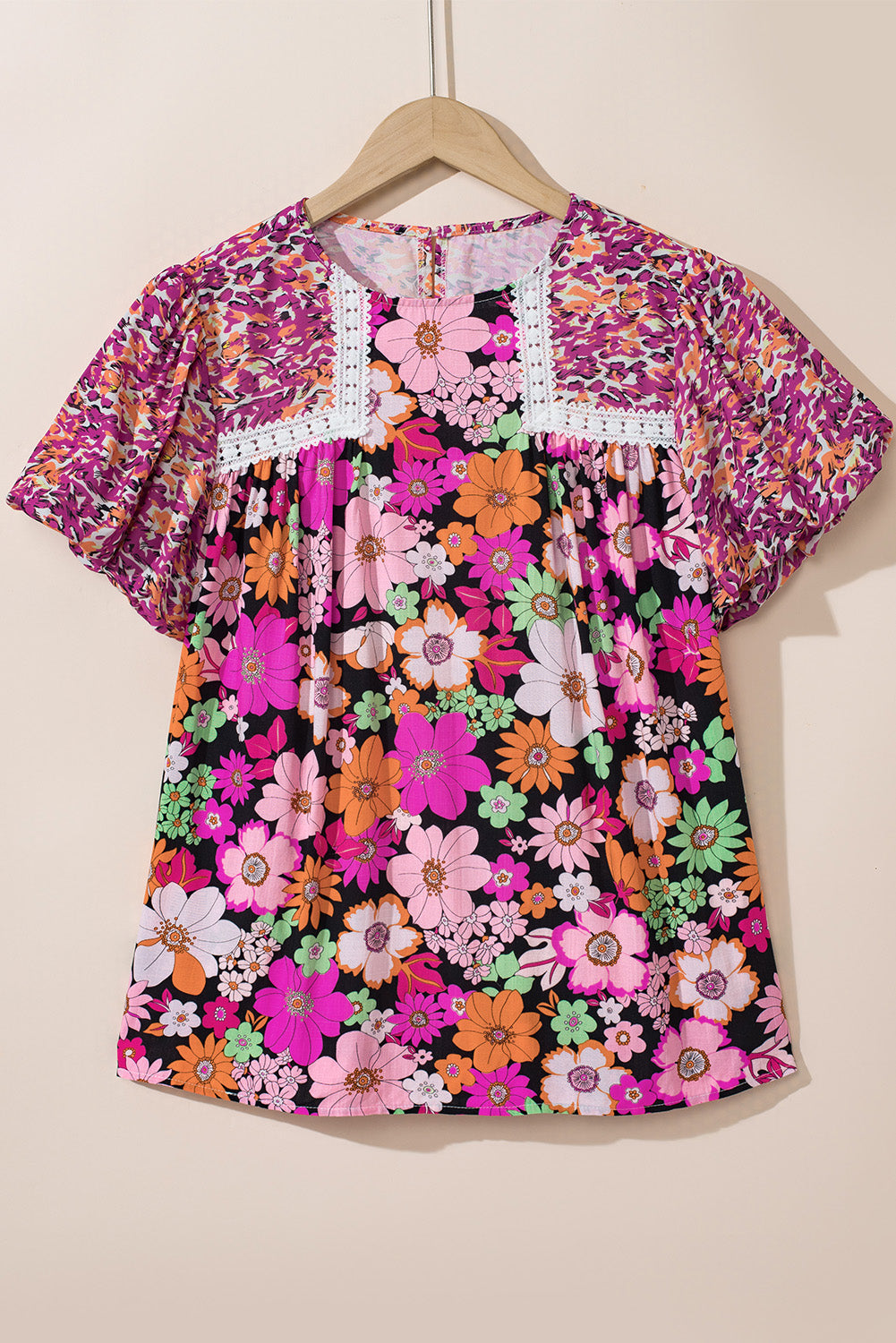 Blusa de adorno de encaje floral con mangas de burbujas juguetonas en rosa rojo