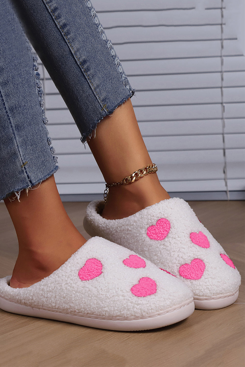 Patrón de corazón rosa zapatillas de invierno borrosas