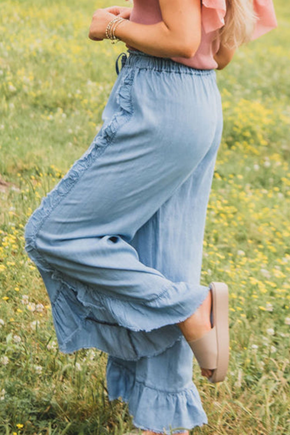 Myosotis – Hell verwaschene Jeans mit weitem Bein und Rüschensaum