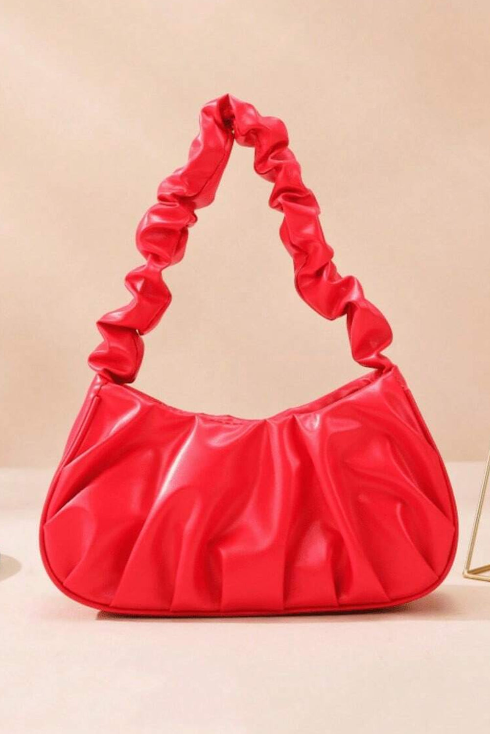 Sac d'épauque en faux cuir rouge à la mode rouge.