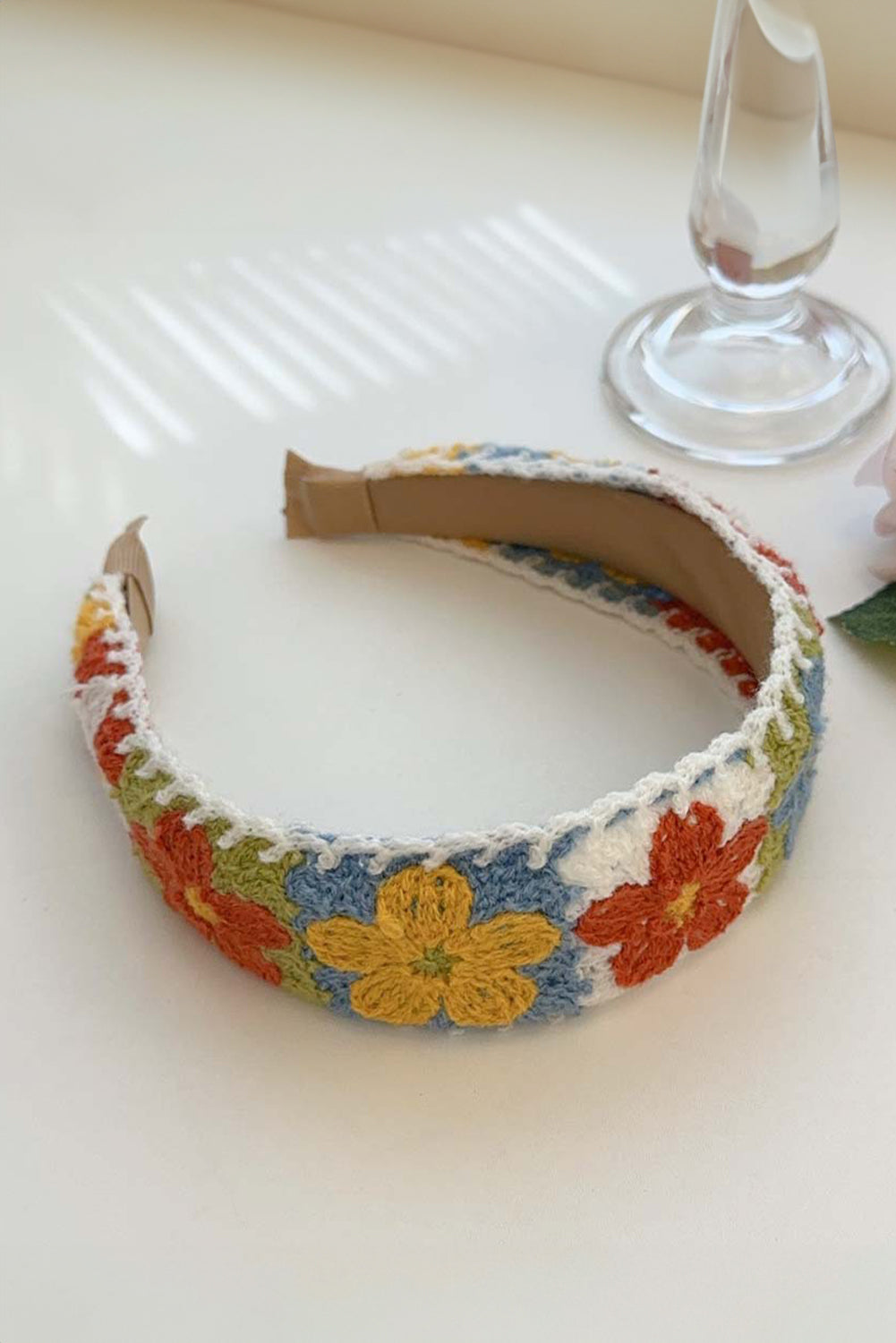 Breites Stirnband mit gehäkelten Blumen im Boho-Stil in Weiß