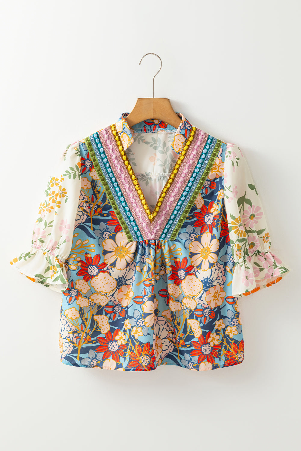 Mehrfarbige Boho-Blumenbluse mit V-Ausschnitt und halben Ärmeln