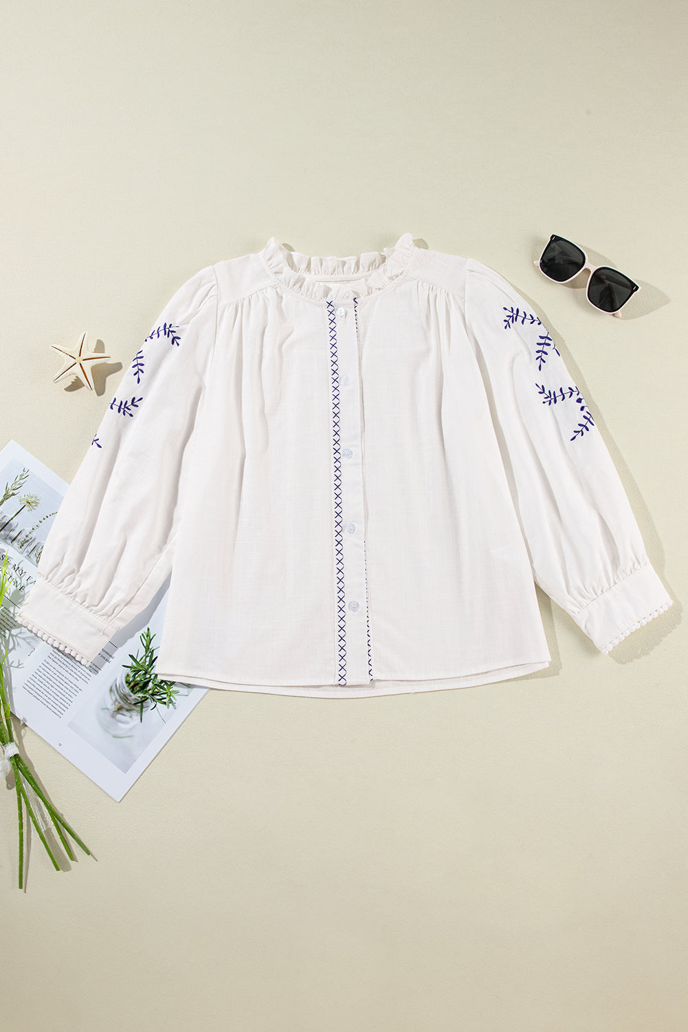 Weiße, mit Blumen bestickte Bluse im Boho-Stil mit Knopfleiste