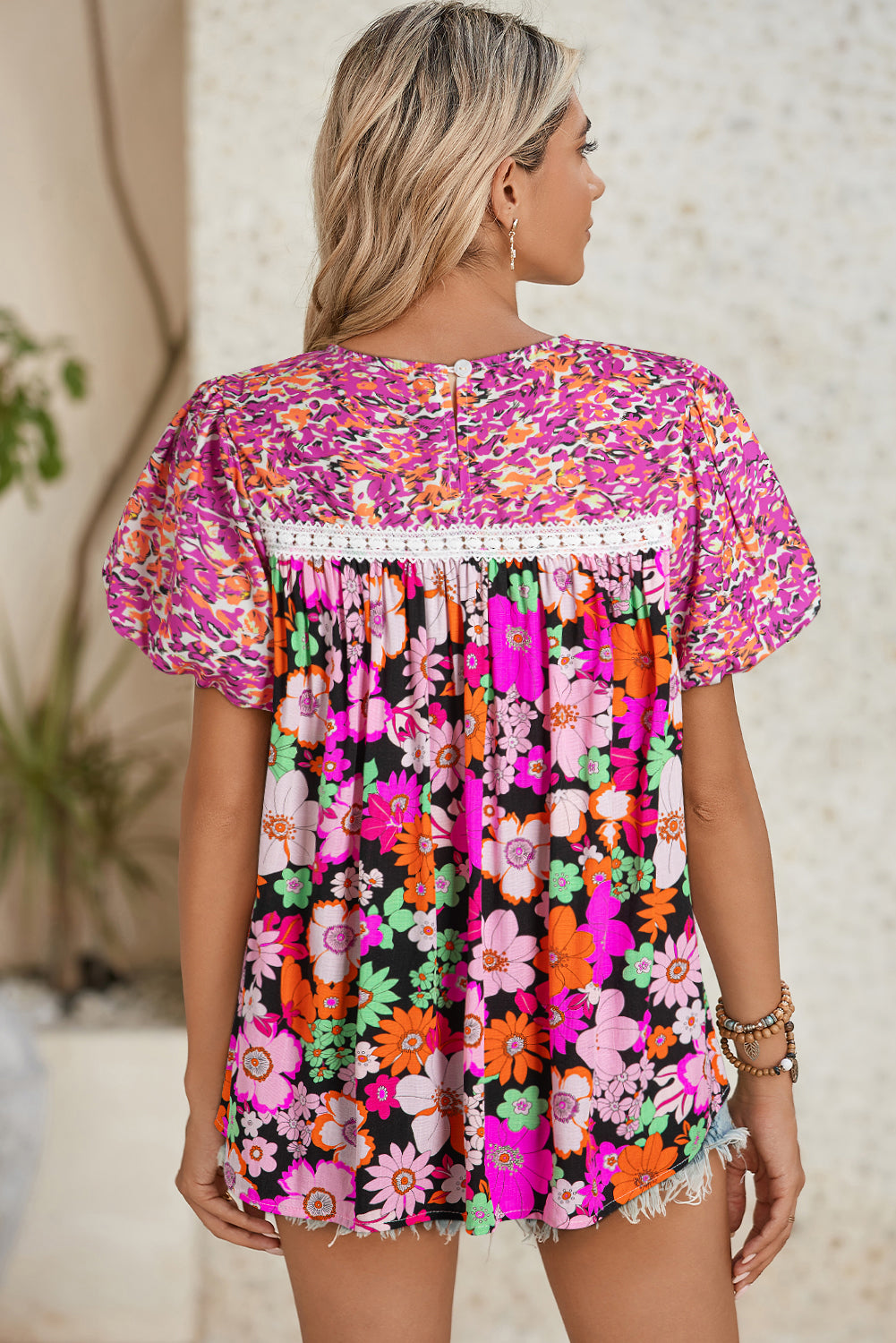 Blusa de adorno de encaje floral con mangas de burbujas juguetonas en rosa rojo