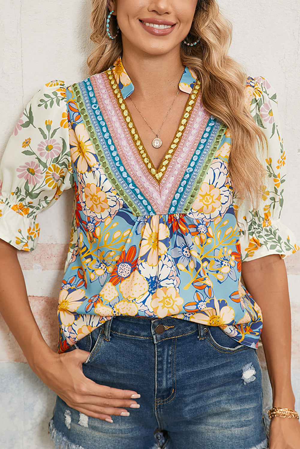 Mehrfarbige Boho-Blumenbluse mit V-Ausschnitt und halben Ärmeln