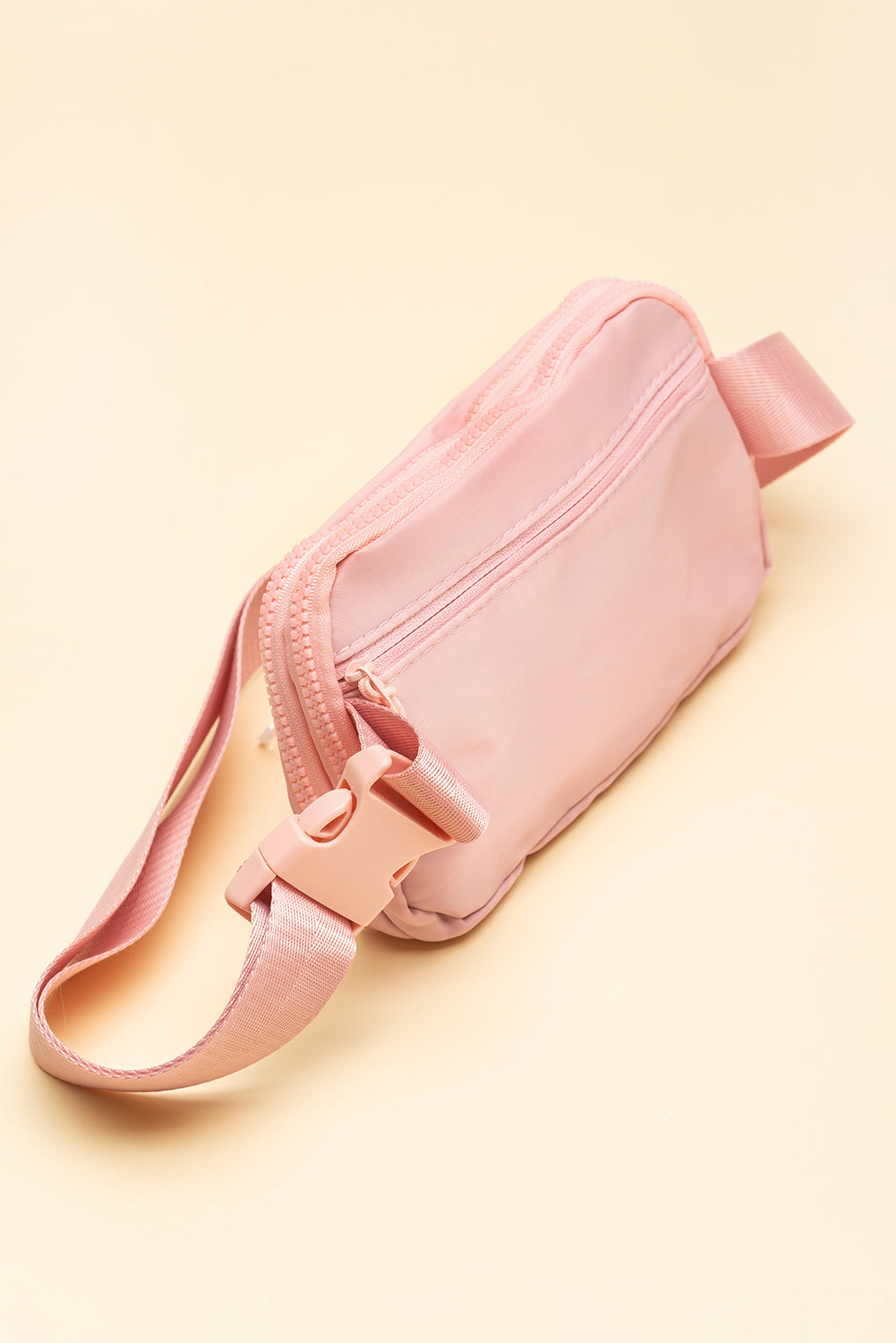 Sac à bandoulière carré à bornes zippées en rose clair