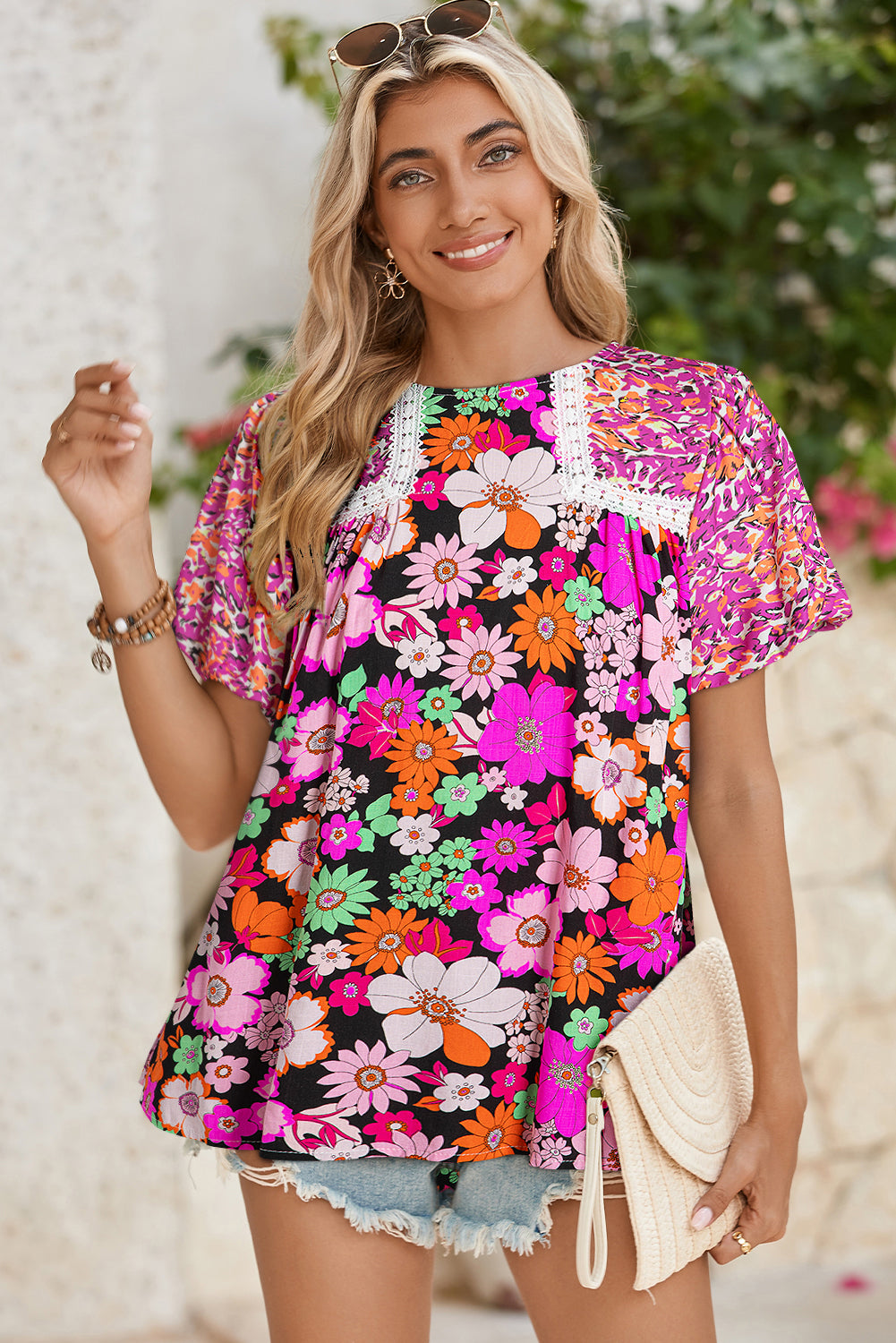 Blusa de adorno de encaje floral con mangas de burbujas juguetonas en rosa rojo