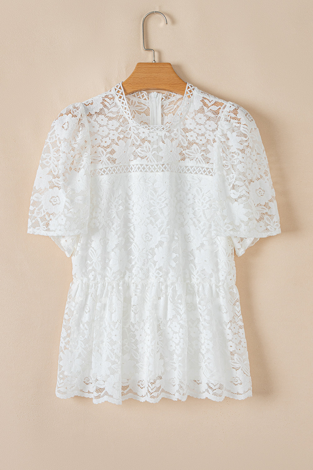 Elegante blusa blanca de encaje floral con mangas festoneadas