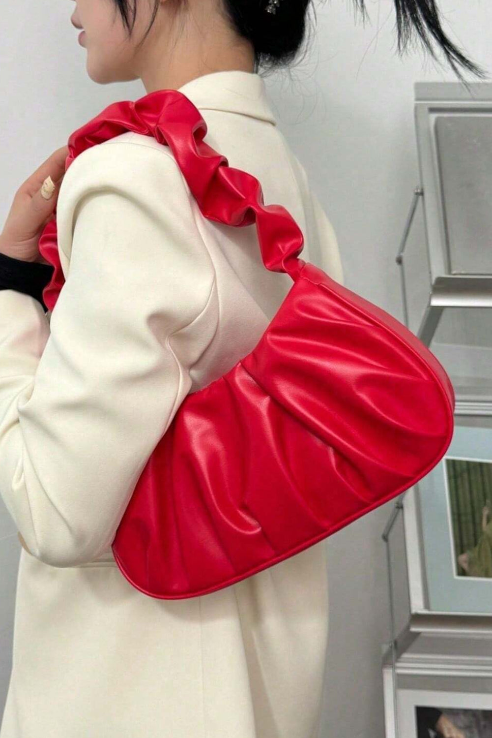 Sac d'épauque en faux cuir rouge à la mode rouge.