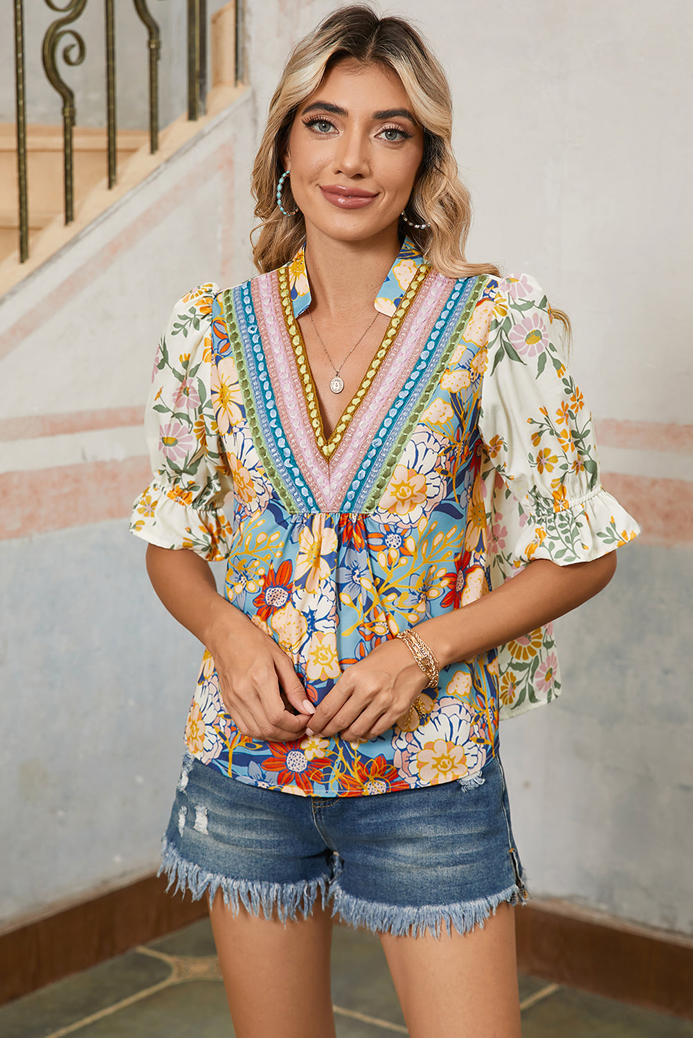 Mehrfarbige Boho-Blumenbluse mit V-Ausschnitt und halben Ärmeln