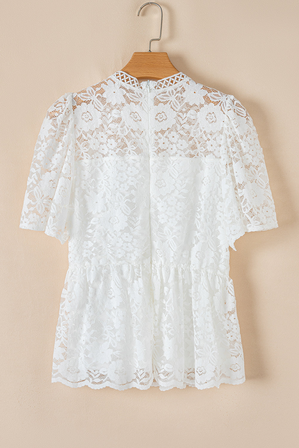 Elegante blusa blanca de encaje floral con mangas festoneadas