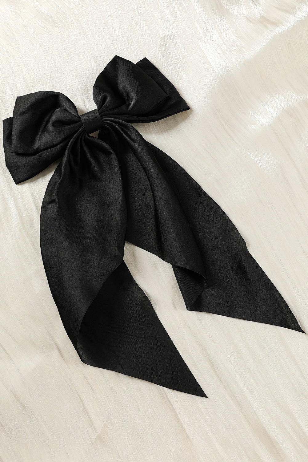 Schwarze, elegante, übergroße Haarspange aus Satin mit Schleife