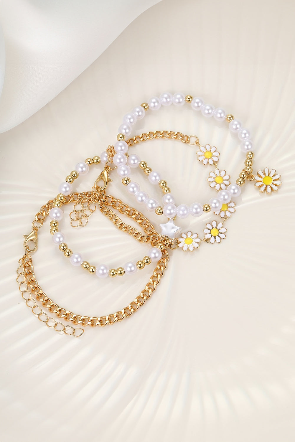 Weißes 4-teiliges Daisy-Perlen-Armbandset Elegance