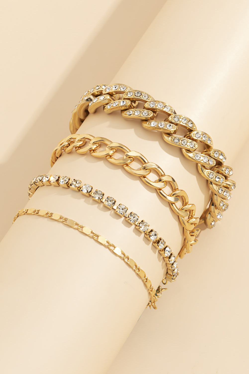 Goldfarbenes, 4-teiliges verstellbares Armbandset mit Strass-Dekor