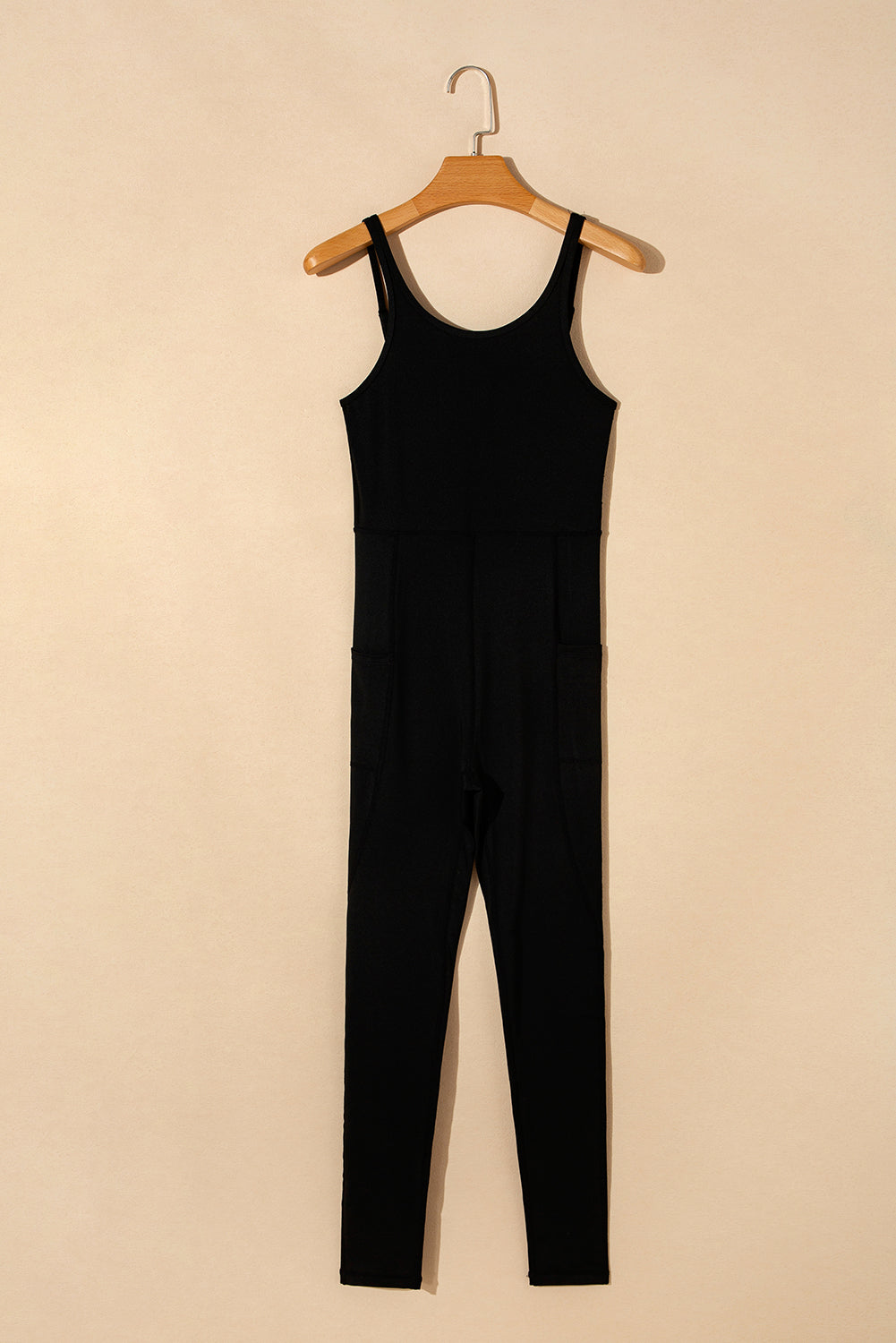 Schwarzer, rückenfreier, schmal geschnittener Sport-Jumpsuit mit hoher Taille und Seitentaschen