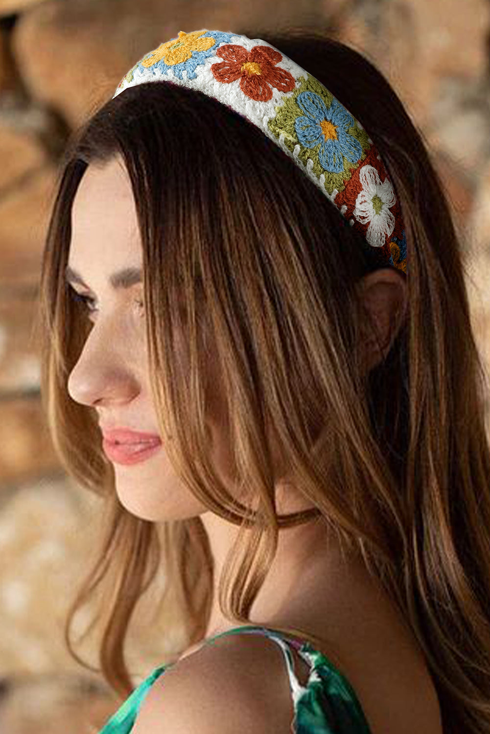 Breites Stirnband mit gehäkelten Blumen im Boho-Stil in Weiß