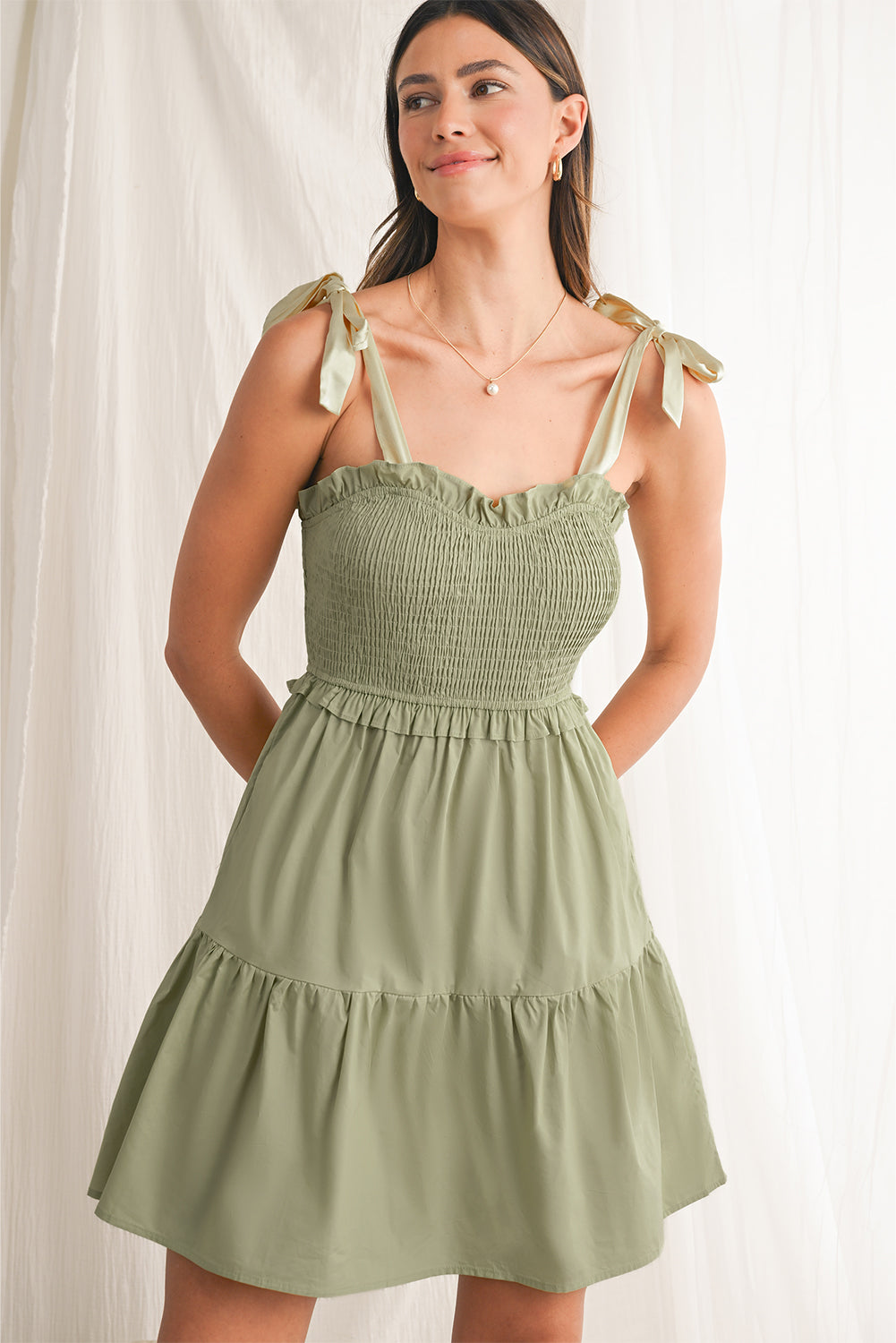 Laurel Green – Gerüschtes Minikleid mit Binderiemen und Rüschendetail