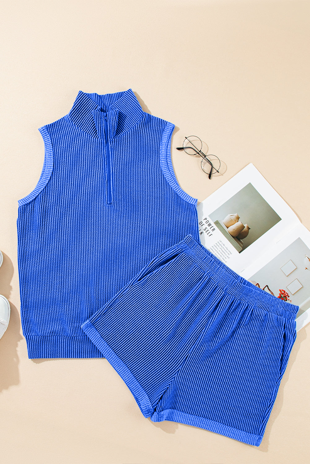 Himmelblaues Set aus Tanktop und Shorts mit Kordelkragen und halbem Reißverschluss