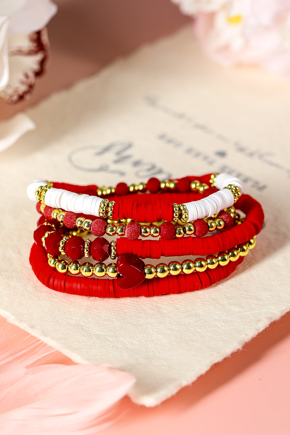 Feurig rotes Perlenherz-Stapelarmband für trendigen Stil