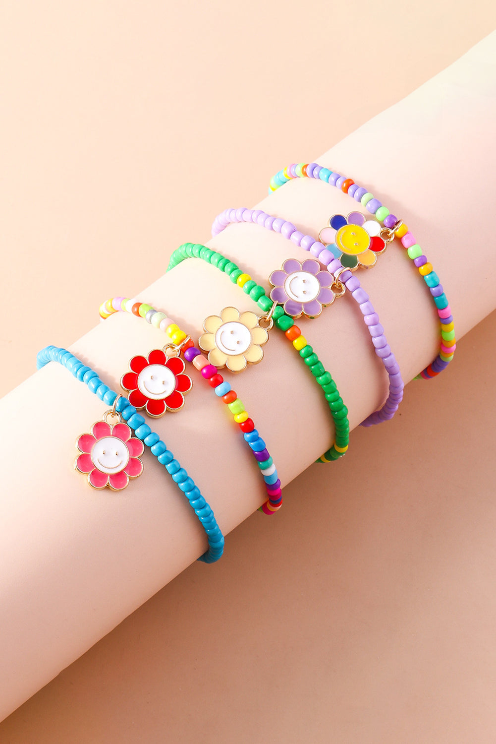 Hellblaues 5-teiliges Perlenarmband-Set mit Smiley-Blumenanhänger