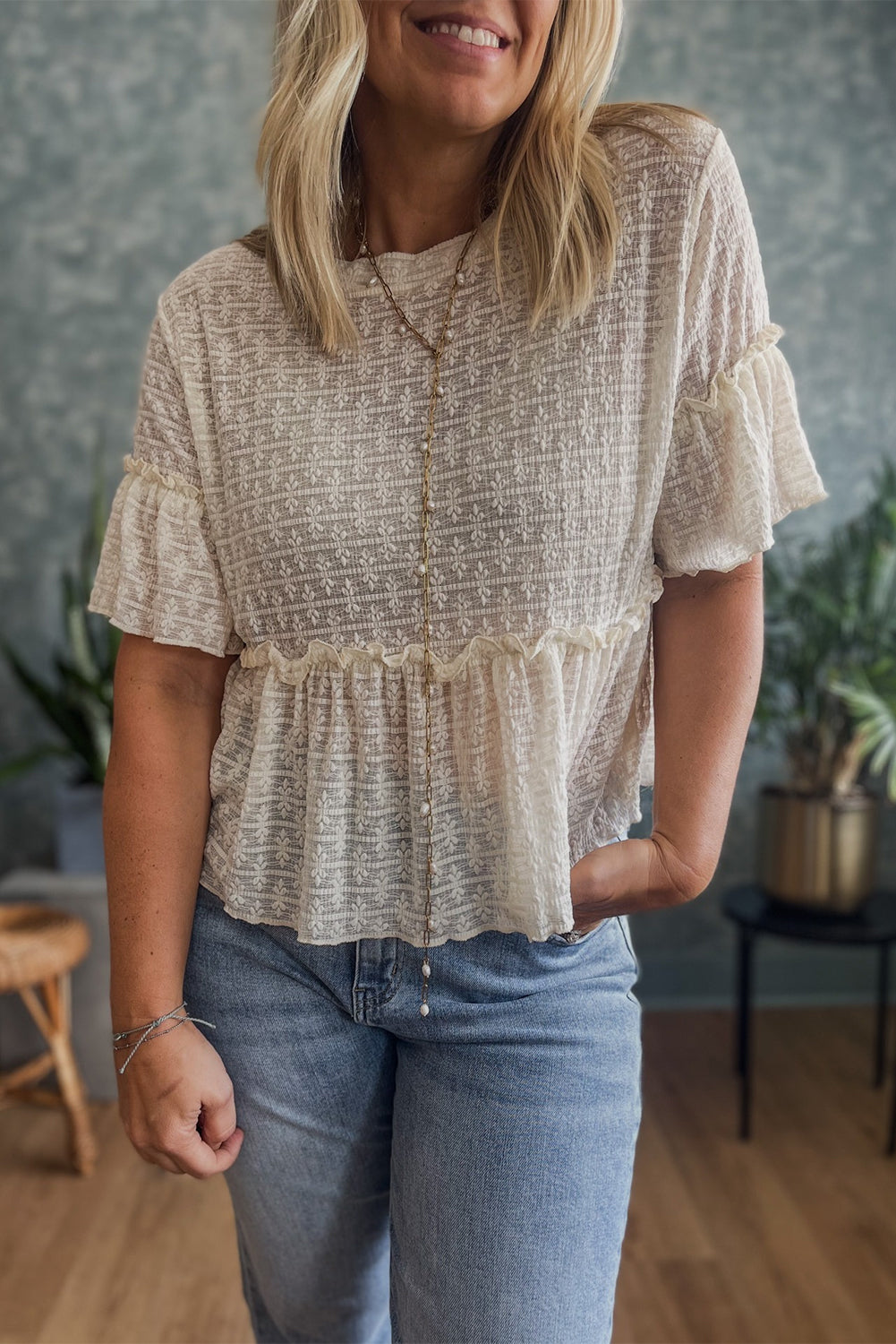 Blusa de volante con textura de encaje sólido beige