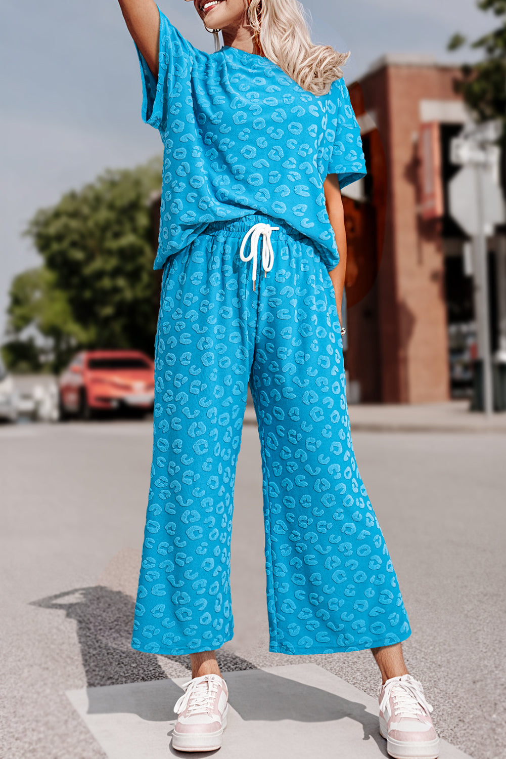 Blaues Set aus kurzärmligem Jacquard-Oberteil mit Leopardenmuster und Hose mit weitem Bein