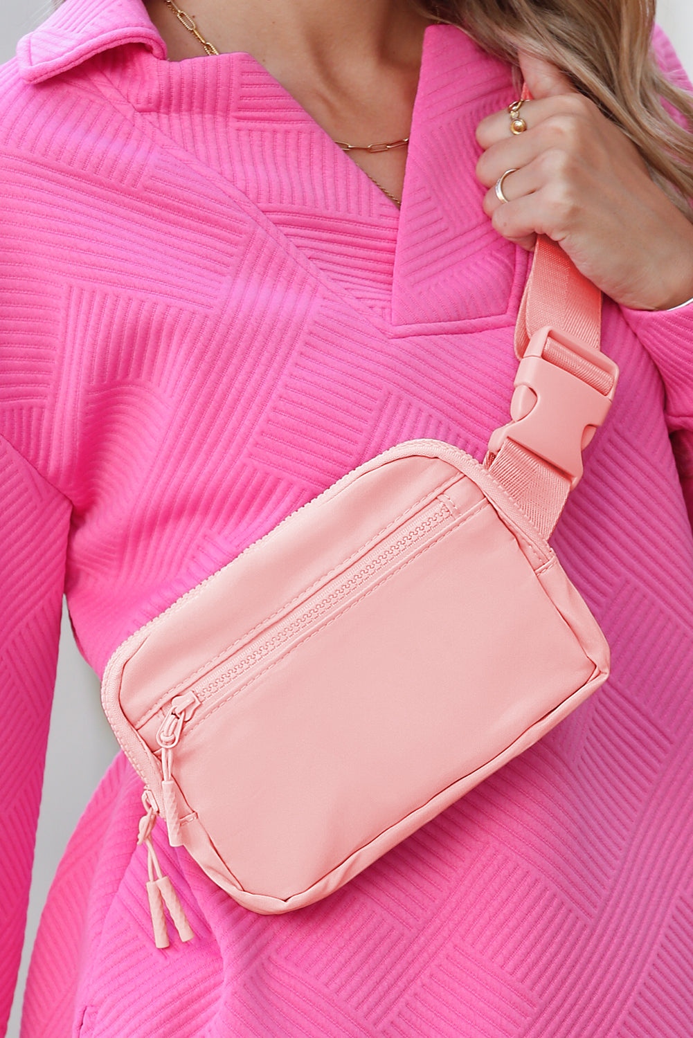 Sac à bandoulière carré à bornes zippées en rose clair