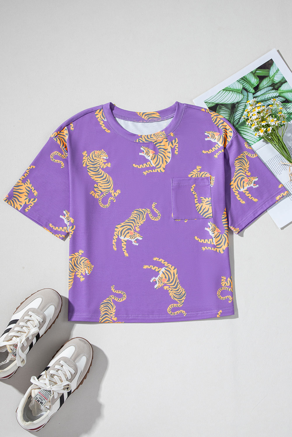 Lila, lockeres T-Shirt mit aufgesetzter Tasche und Tiger-Print