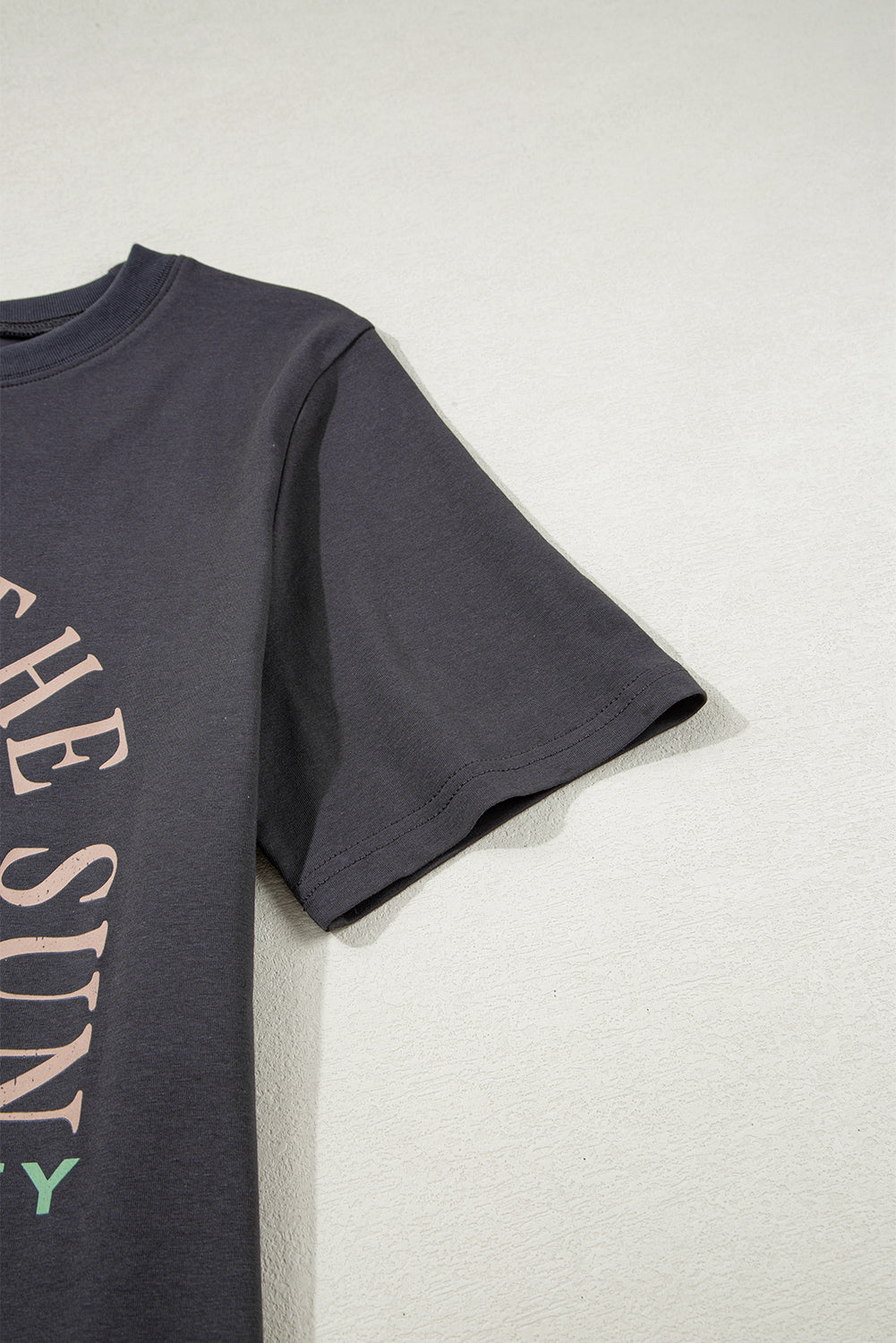 Rise gris foncé avec le tee-shirt graphique du soleil